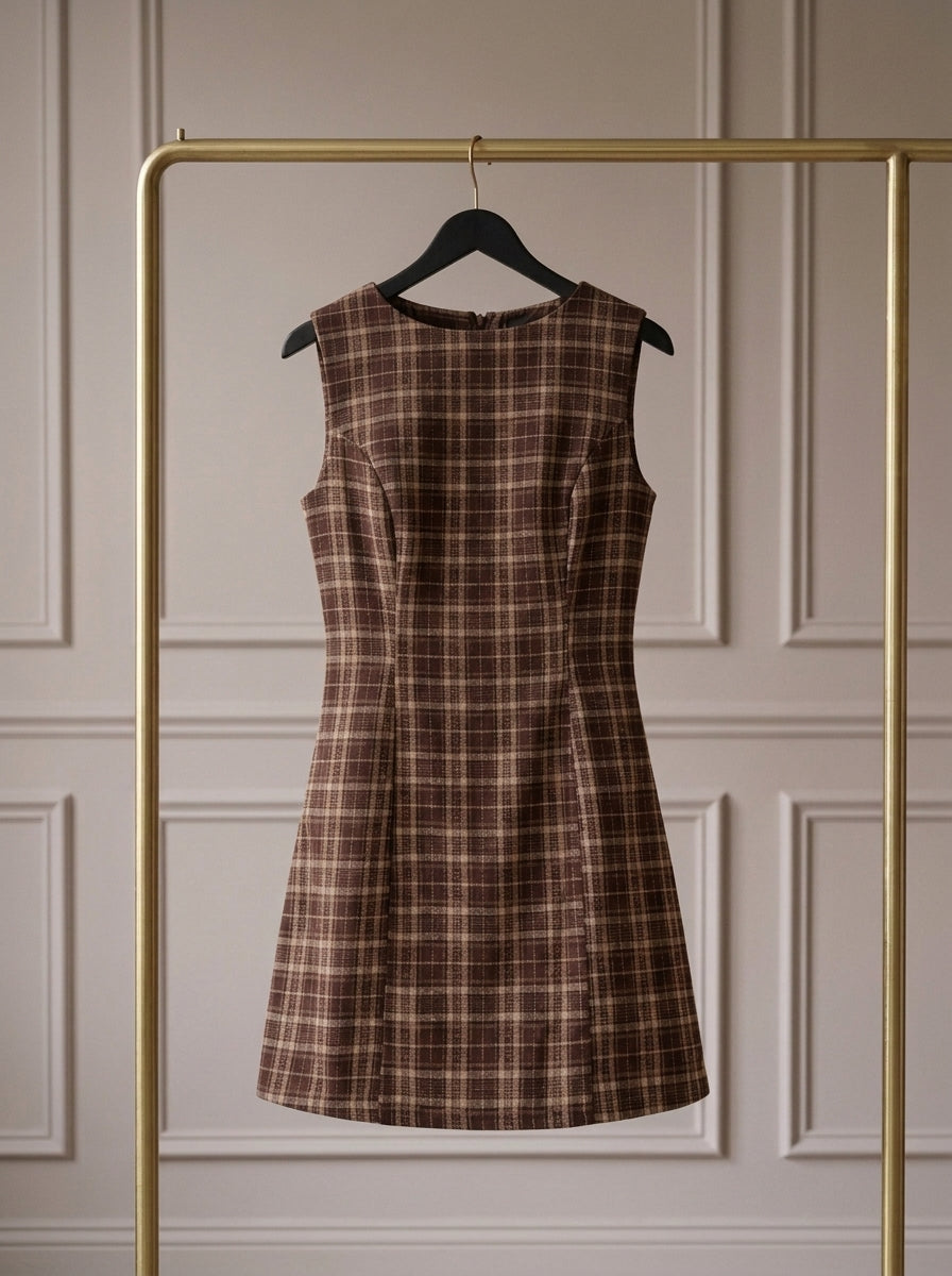 Brévanne mini vestido de cuadros marrón de Velora Muse, vista delantera en percha