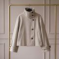 Thaïs — Chaqueta Corta de Cuello Alto Estructurado