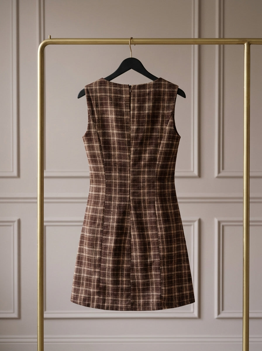 Brévanne mini vestido de cuadros marrón de Velora Muse, vista trasera en percha